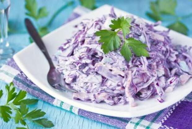 Салат с краснокочанной капустой и колбасой - приготовление