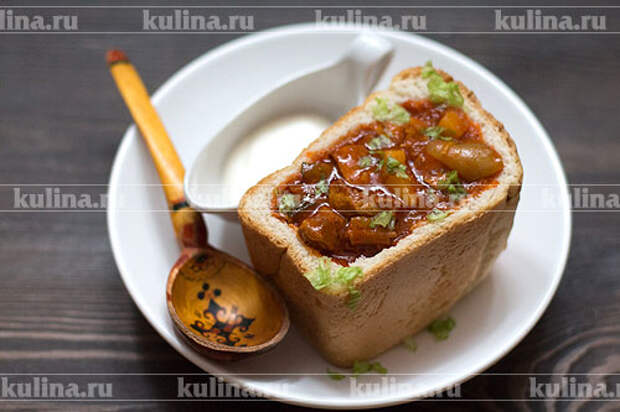Мясо в хлебе Хлеб разрезать пополам, удалить часть мякиша, разлить рагу по буханкам и подать к столу. Приятного аппетита!
