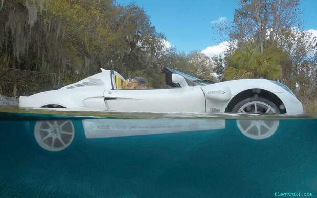 Теперь автолюбители с толстыми кошельками смогут не только сесть за руль спортивного автомобиля стоимостью 1,2 млн. фунтов (1.6 млн. долларов), но и прокатиться на нём под водой. Спорткар питается от электрического двигателя, который позволяет ему развивать под водой максимальную скорость до 120 км/ч. Его создатель получил вдохновение от подводной лодки Lotus Джеймса Бонда в фильме &laquo;Шпион, который меня любил&raquo;. Двухместный автомобиль погружается в воду с помощью специального рычага.