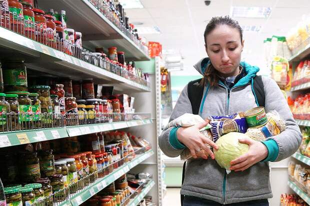 Россияне стали тратить на еду больше половины дохода