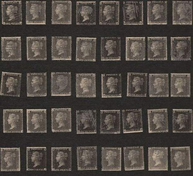 Необычные обои с повторяющимся изображением первой в мире почтовой марки, дизайн: Andrew Martin и Nuwave Wallpaper