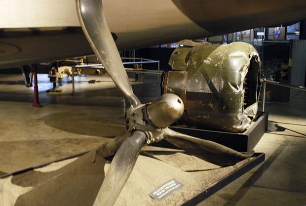 Пропеллер и двигатель B-24 "Lady Be Good" в музее Пропеллер и двигатель B-24 "Lady Be Good" в музее