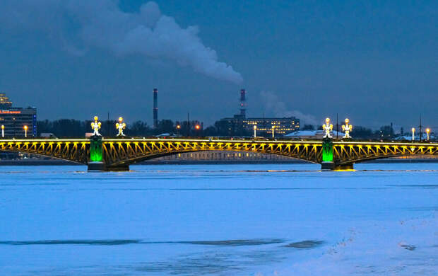 "Лента памяти" протянется над Невой, и зажгутся факелы Ростральных колонн
