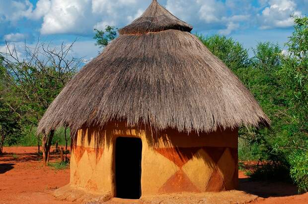 В Африке каменные дома, получившие название рондавель, покрывали слоем глины и соломы, чтобы сохранить комфортную температуру. | Фото: fishki.net.