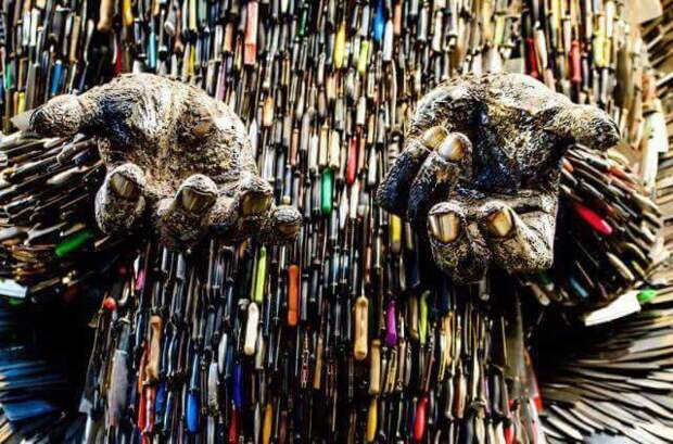 Скульптура ангела из 100 тысяч ножей, конфискованных полицией