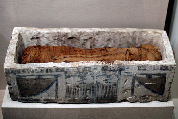 Саркофаг с мумией священной кошки, конец IV века до н.э. – I век н.э. Известняк. Бруклинский музей, Фонд Чарльза Эдвина Уилбура / Wikipedia Loves Art photo pool on Flickr