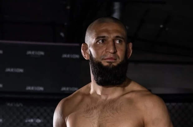 Боец Чимаев пнул Стрикленда на битве взглядов перед турниром UFC