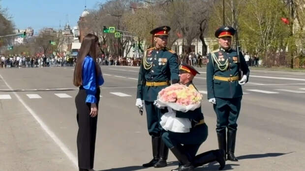 Курсант сделал предложение избраннице на торжественном параде в Благовещенске