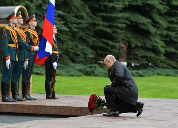 Путин и зарубежные лидеры возложили цветы к Могиле Неизвестного солдата