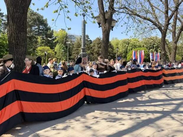 В Краснодаре развернули огромную Георгиевскую ленту в честь 9 Мая