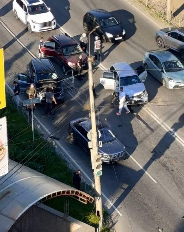 фото с места ДТП с участием нескольких машин на пр