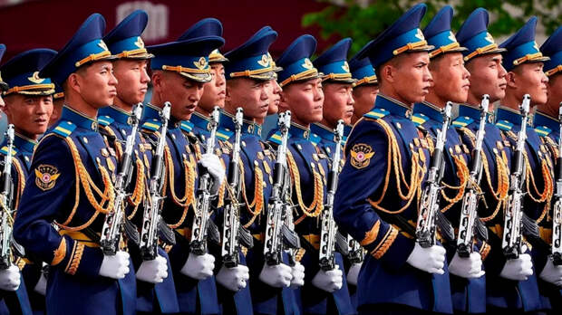 В параде в честь Дня Победы приняли участие бойцы Корейской народной армии