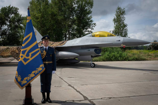 Министр обороны Бельгии пообещал Киеву 53 истребителя F-16 к 2029 году
