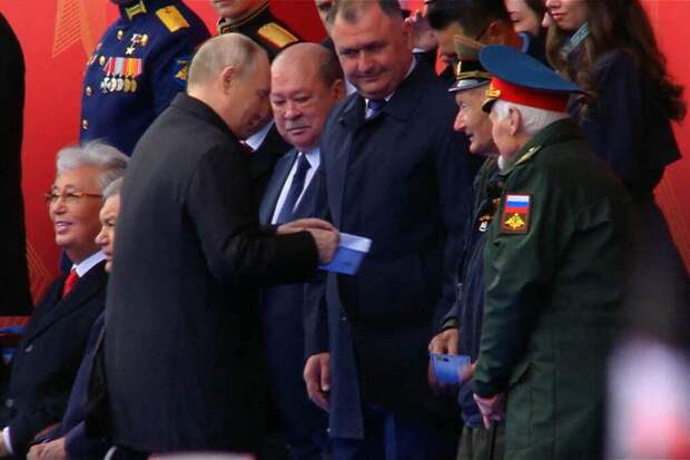 Ветеран Великой Отечественной войны передал Путину письмо на параде