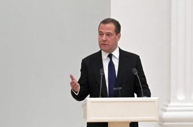Медведев: на западных рубежах России должны постоянно находиться войска в боевой готовности