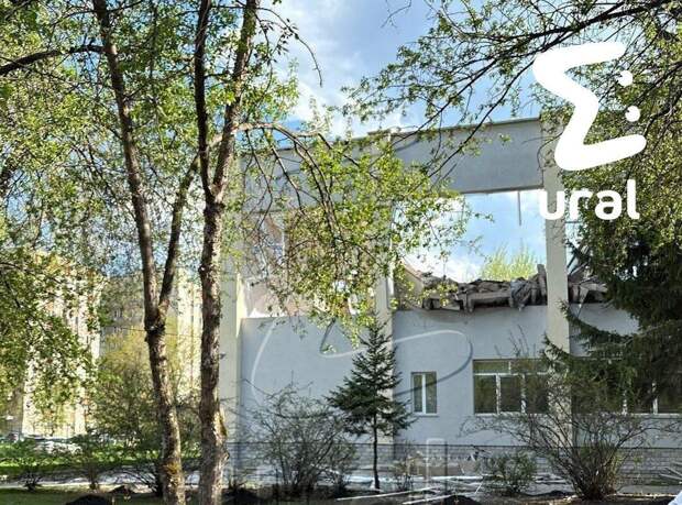 МЧС: в Екатеринбурге 97 человек эвакуировали из колледжа, где обрушилась кровля