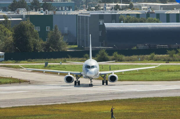 Чемезов: Ростех начнет серийный выпуск импортозамещенных SSJ 100 с 2027 года