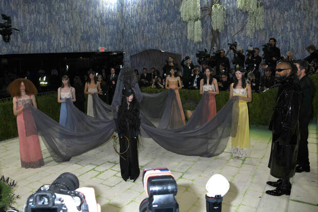 Бывший стилист рассказал о беспорядочном сексе звезд в туалетах на Met Gala