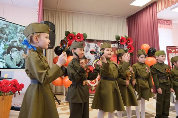 Камызякские дети спели песни Победы для детей войны