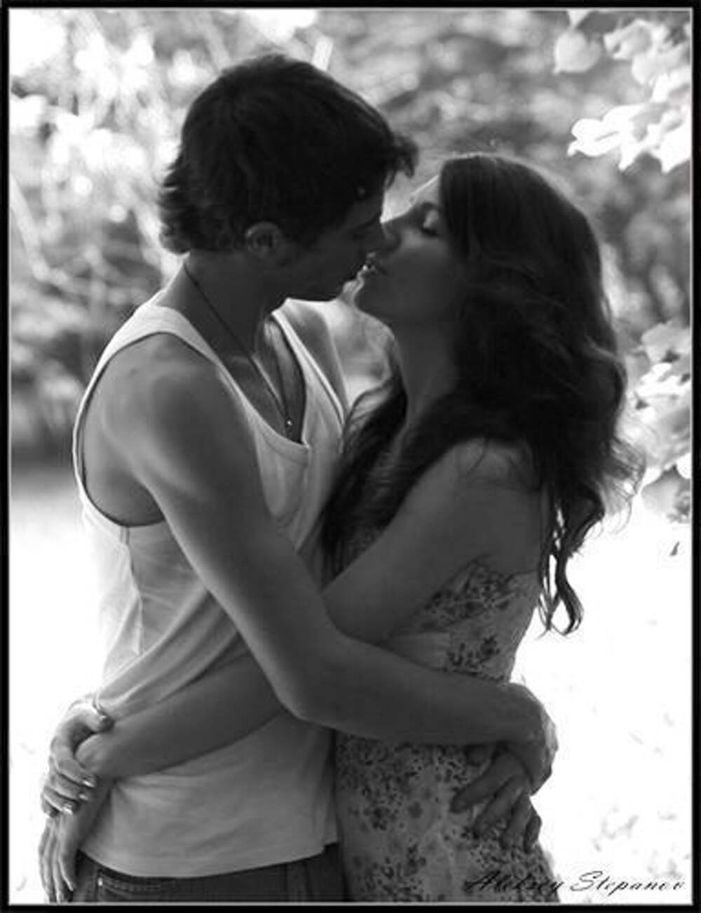 Тихо поцелую чувство тебе передам. Обнять и поцеловать. Страстный поцелуй. Обнимаются и целуются. Поцелуй картинки красивые.