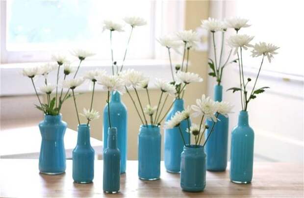 Синие вазы из стеклянных бутылок