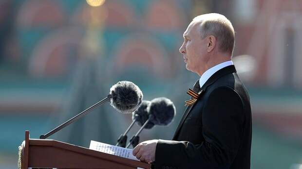 Путин посетил Кронштадт перед парадом в честь Дня ВМФ