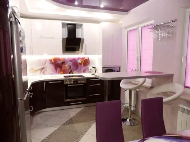 фиолетовый потолок на кухне