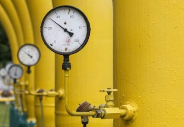 Pressure gauges, pipes and valves are pictured at an "Dashava" underground gas storage facility near Striy, Ukraine May 28, 2015. Ukrainian state energy firm Naftogaz paid Russia's Gazprom another $30 million in prepayment for gas supplies, the Ukrainian company said on Wednesday. REUTERS/Gleb Garanich