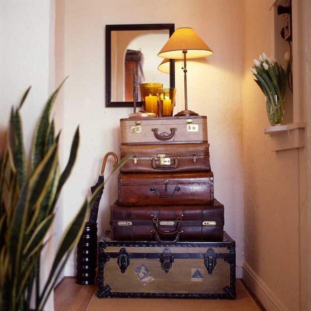 Если сложить несколько чемоданов друг на друга, то получится функциональная стойка. / Фото: roomester.ru