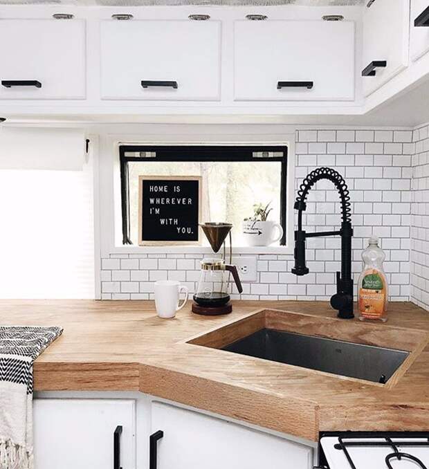 Полноразмерная мойка используется и для стирки. | Фото: cottagesandbungalowsmag.com.