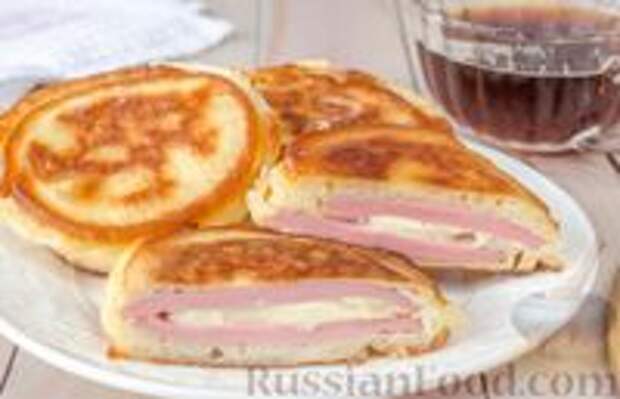 Фото к рецепту: Оладьи с колбасой и сыром