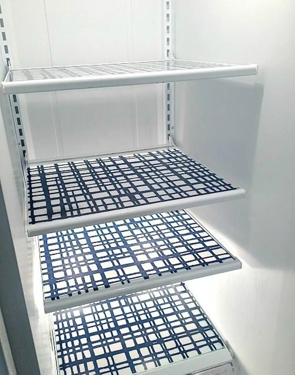 Холодильник с металлическими полками