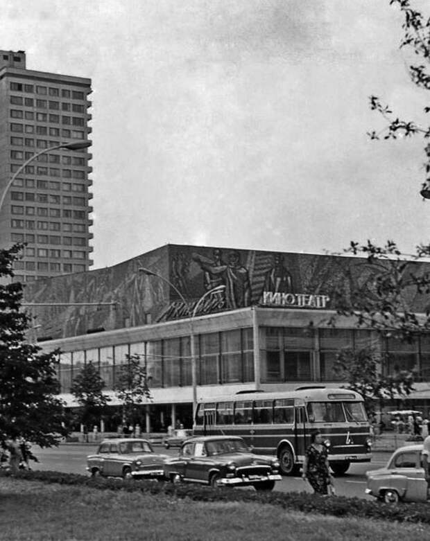 Старый октябрь. Кинотеатр октябрь 1970 год на проспекте Калинина. Кинотеатр октябрь Москва 1980. Кинотеатр октябрь СССР. Кинотеатр октябрь 70 годы Москва.