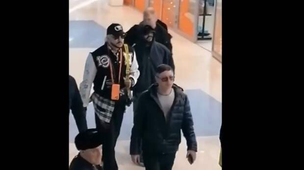 Филипп Киркоров получил штраф после курения в аэропорту Барнаула