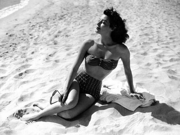 Ава Гарднер позирует на пляже во время съемок фильма "Пандора и Летучий Голландец", 1951 звезды, знаменитости, лето, пляж, прошлое, ретро, фотография
