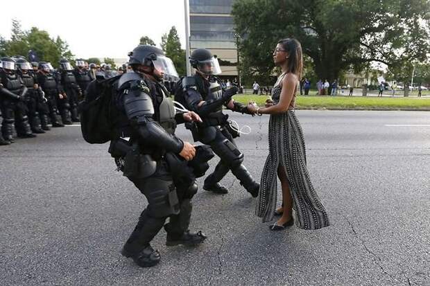Протестующая Иешиа Эванс была задержана в штате Луизиана. Несколько протестов прошли после того, как сотрудники правоохранительных органов застрелили местного жителя Элтона Стерлинга, 2016 демонстрации, женщины, кадры, общество, протест, сильные женщины, сильные фотографии, фото