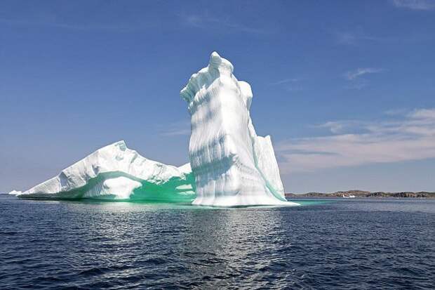 Здесь можно встретить и айсберги с историей: возраст некоторых айсбергов составляет около 10 000 лет! айсберг, канада, красиво, океан, путешествия, туризм, туристы, фото