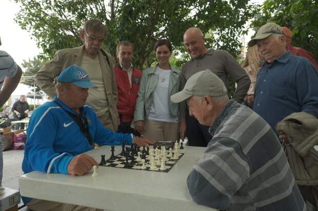 Шахматные столы на набережной Ялты стали местом притяжения интеллектуалов