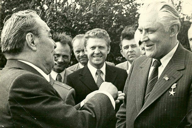 Кому Леонид Брежнев хотел передать власть, но не успел