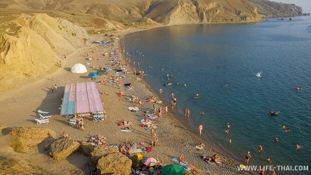 Широкий песочный пляж на Меганоме, Крым