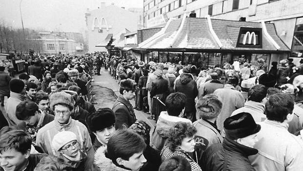 Очередь в макдональдс 1990 фото москва