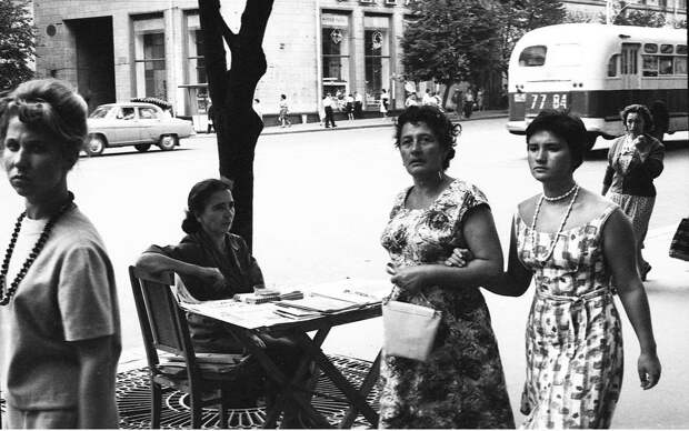 3052-15A- URSS - Moscou- dans une rue de Moscou -1963 - Marchande de rue ©Gérald Bloncourt