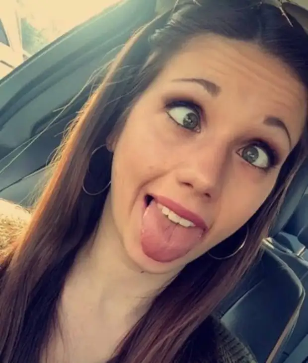 Девушка с высунутым языком. Девушка в шапке показывает язык. Девушка показывает язык что это. Красивая девушка показывает язык. Девушка показывает язык что это.