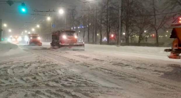 Минувшей ночью дорожники боролись со снегопадом в усиленном режиме