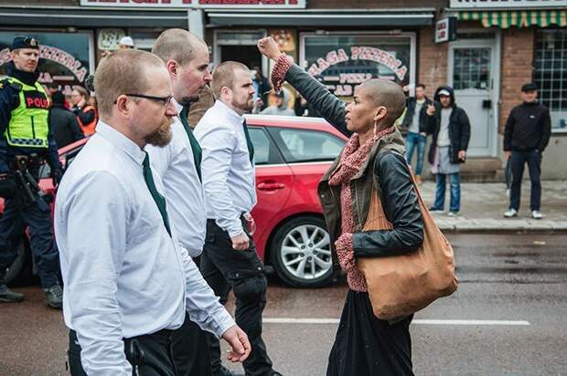 Мария-Тереза "Тесс" Асплунд стоит перед участниками нацистской демонстрации. Борленг, Швеция, 2015 демонстрации, женщины, кадры, общество, протест, сильные женщины, сильные фотографии, фото