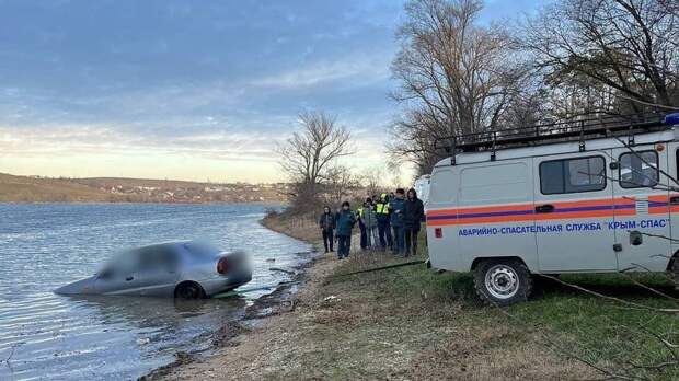 Легковой автомобиль скатился в водохранилище в Крыму: два человека погибли