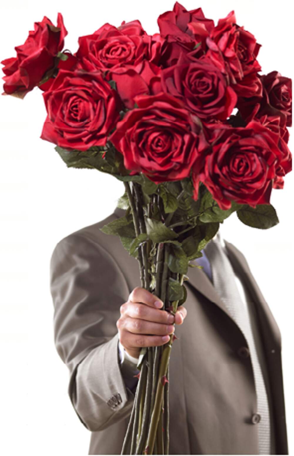 Мужчина дарит букет роз