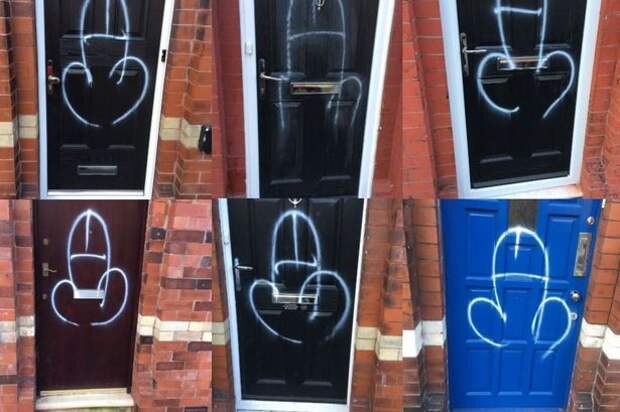 Входные двери жителей пригорода Манчестера "украсили" пенисами