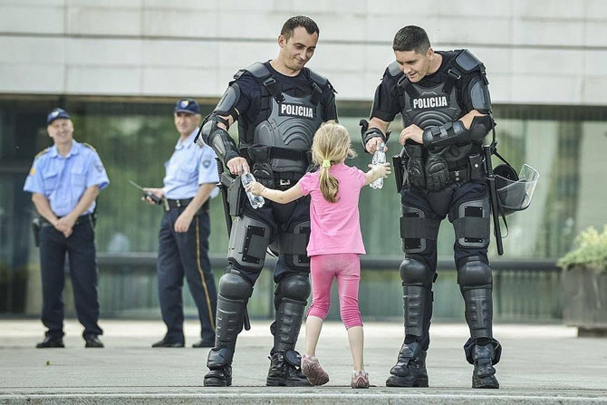 30 фотопримеров человеческого сострадания во время акций протеста