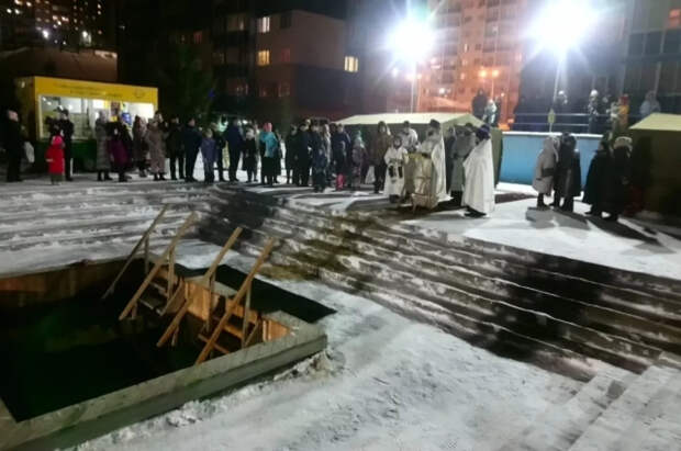 Вся правда о Крещении: как поздравлять, набирать воду, молиться, купаться